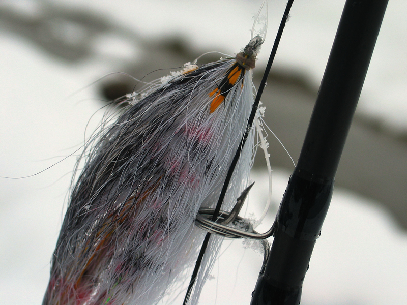 Tömött bucktail streamer. Nagy jelet ad le és a felszín közelében jön. A sötétedés óráiban van létjogosultsága.